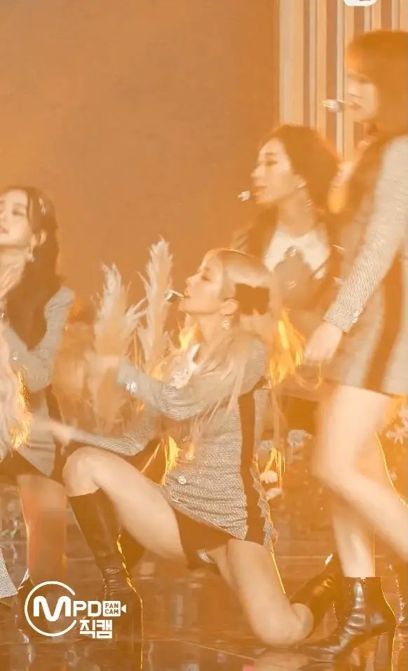 jFlTGABr Kpop accidents (nipslip, panty-slip) Momo - Yeji - Eun-bi - etc 03.jpg